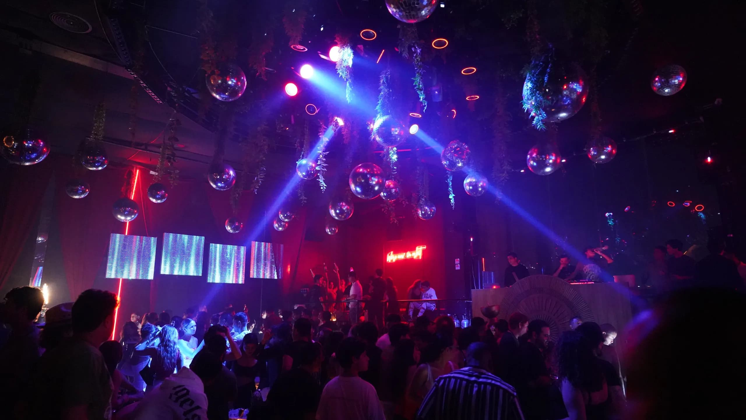 Pista de baile de MÜN Night Club iluminada después del anochecer